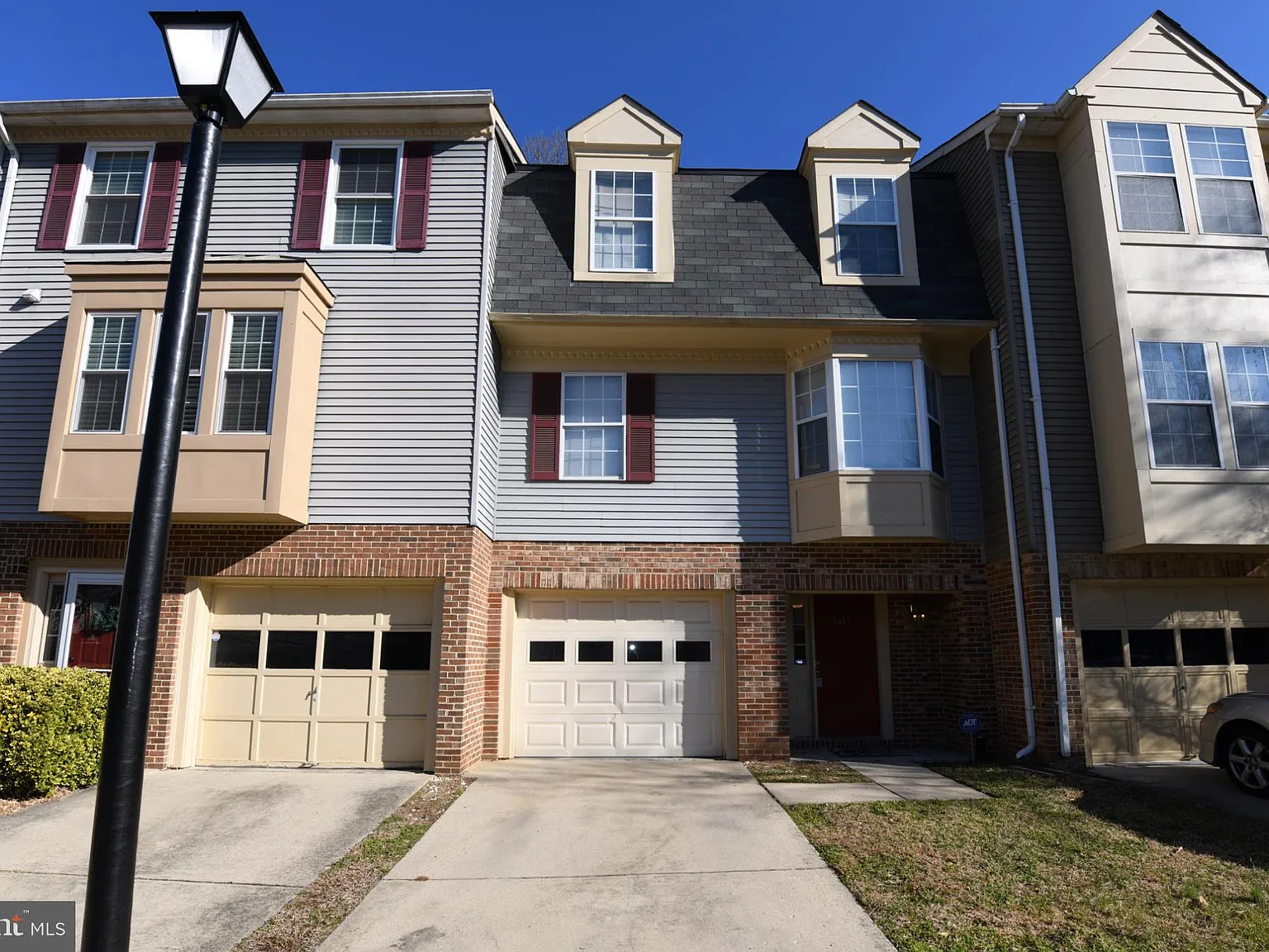 3 bed, 2.5 bath, 2015 sqft, $2,800 — Photo 2