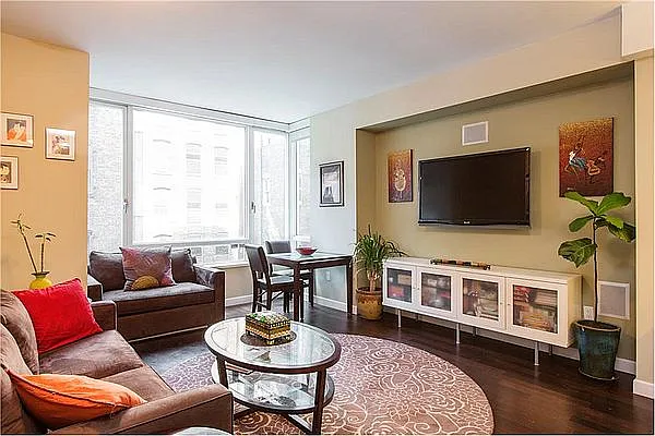261 W 28th St APT 4F photo 1