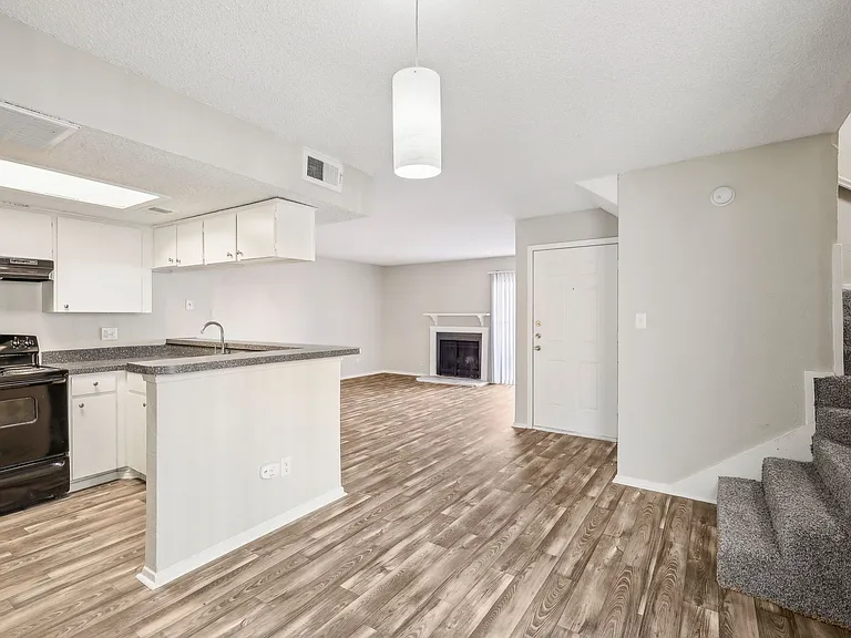 Hollyhills Apartments — Photo 17