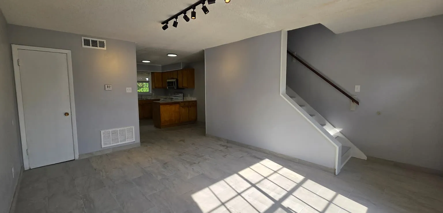 2 bed, 1010 sqft, $1,200 — Photo 3