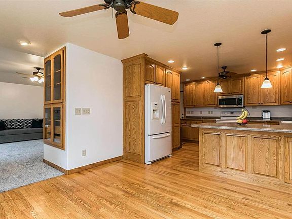 4th image of 714 Blue Jay Ct