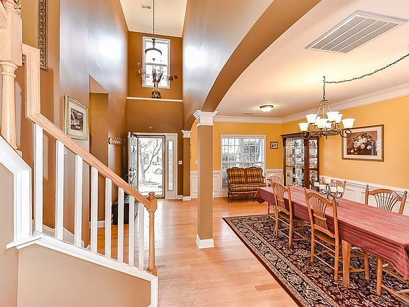3rd image of 107 Middleton Pl