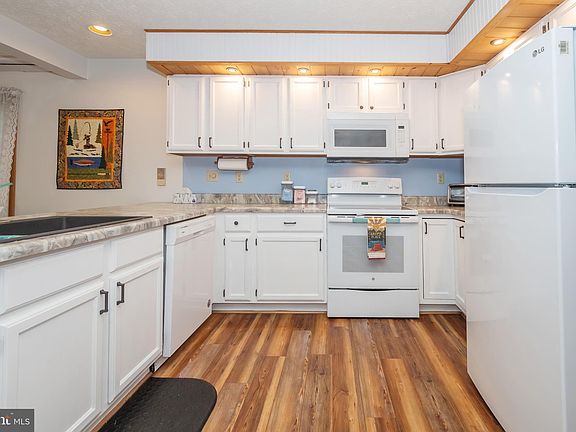 3rd image of 37 Laurel Brook Dr