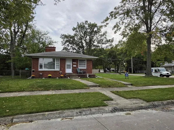 22030 Cedar St, Saint Clair Shores, MI 48081