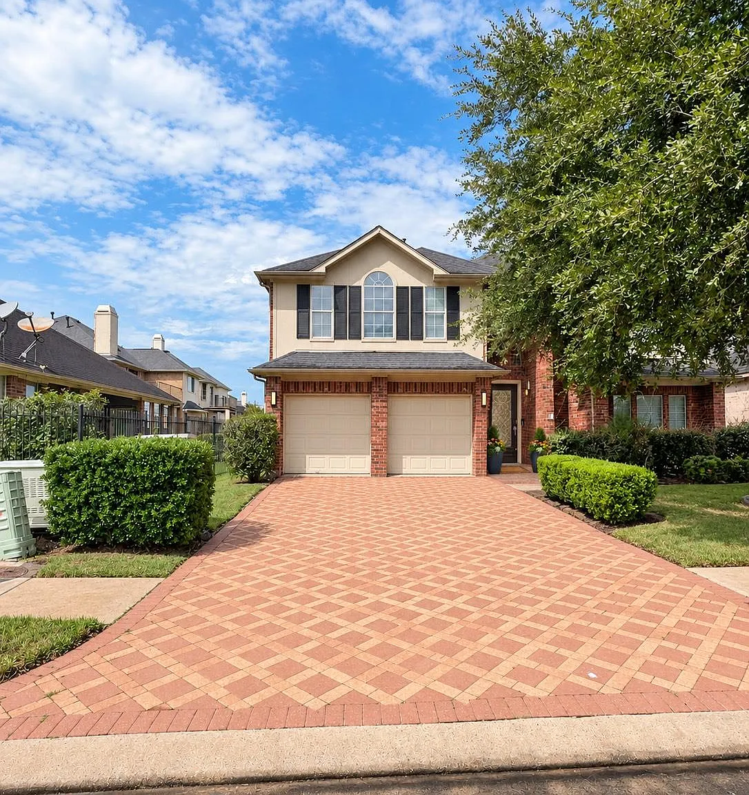 5 bed, 3.5 bath, 4237 sqft, $4,000 — Photo 1