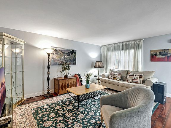 3rd image of 288 Tuscany E