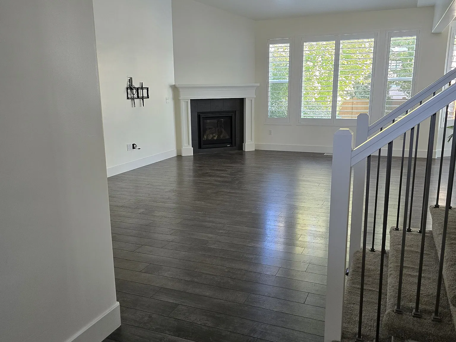 4 bed, 3.5 bath, 2400 sqft, $3,200 — Photo 2