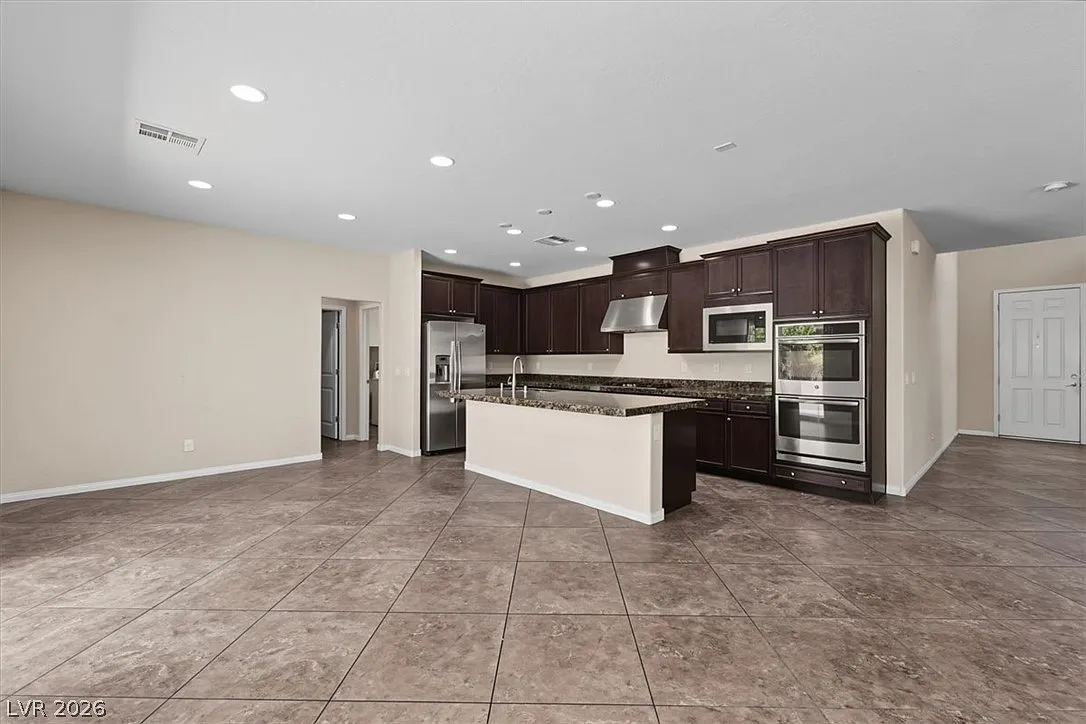 3 bed, 2.5 bath, 2530 sqft, $2,540 — Photo 3
