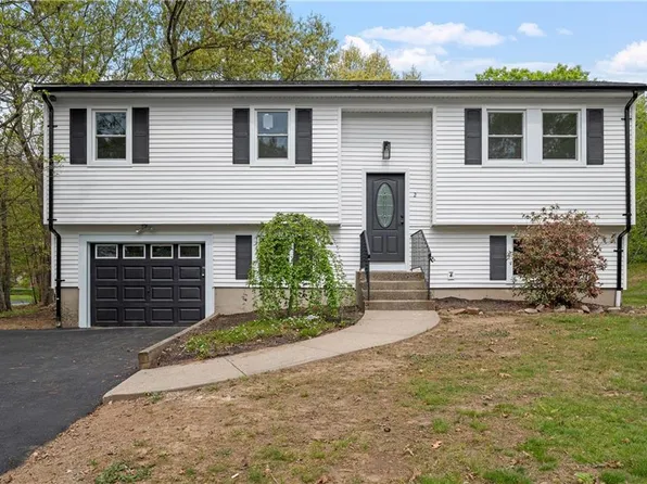 2 Camelot Cir, Johnston, RI 02919
