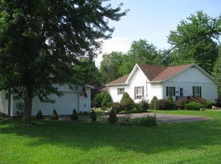 301 S Hickory St, Farina, IL 62838