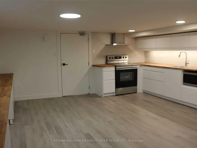 34 Hammersmith Ave #LOWER — Photo 2