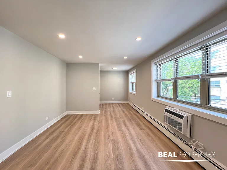 452 W Oakdale — Photo 24