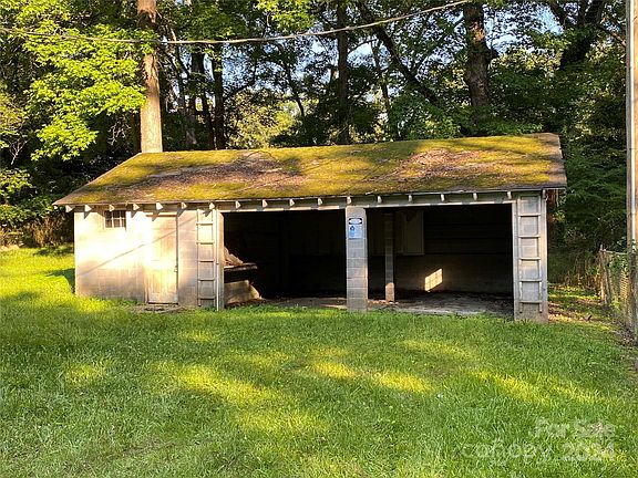3rd image of 813 N Woodland Dr