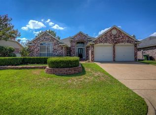 7933 Whispering Woods Ln, North Richland Hills, TX 76182