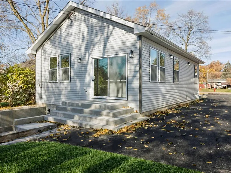 302 Hughes Ave — Photo 3