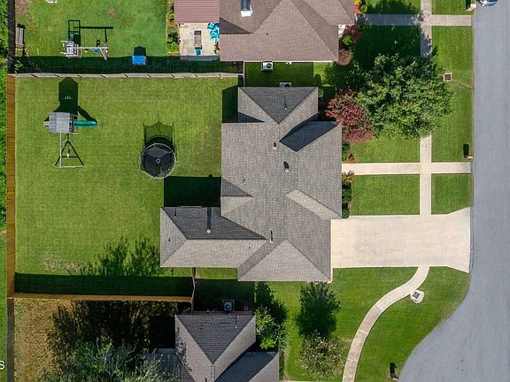 4th image of 105 Nicole Dr