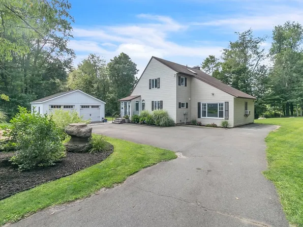11 Pineridge Rd, Montgomery, MA 01085