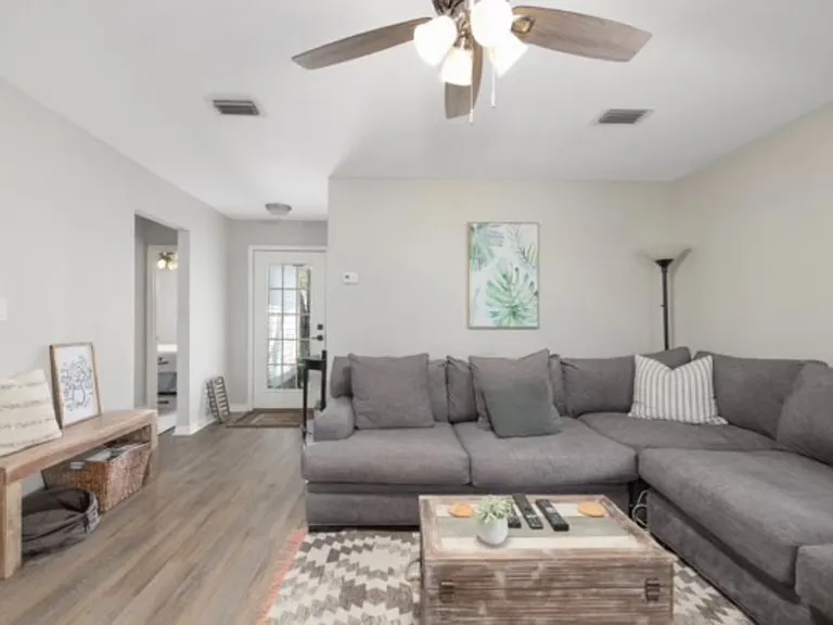 1270 Laura Ln — Photo 4