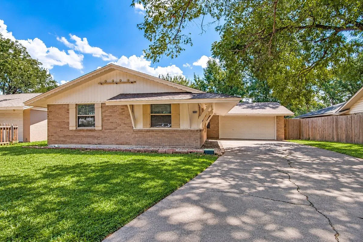 3 bed, 2.0 bath, 1407 sqft, $2,300 — Photo 1
