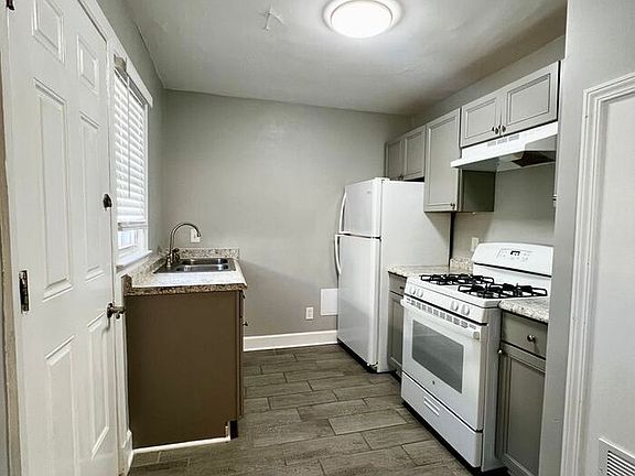 3rd image of 2028 Jefferson Ave APT 2