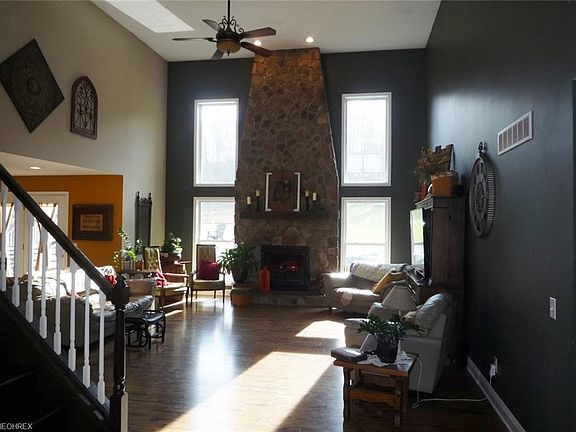 5th image of 21 Black Oak St