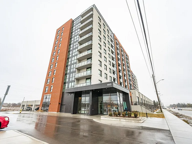460 Columbia St W — Photo 4