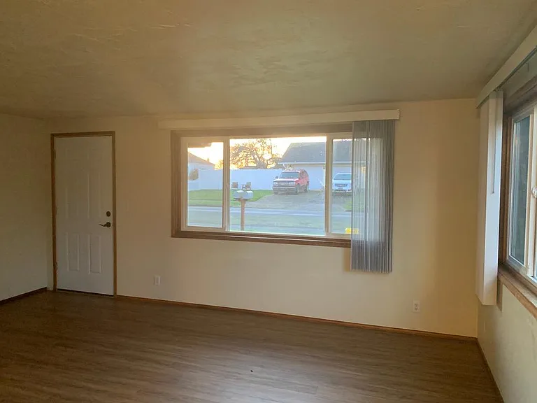 390 Laurel St — Photo 5