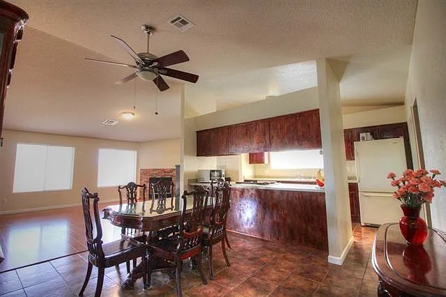 3 bed, 2082 sqft, $1,700 — Photo 3