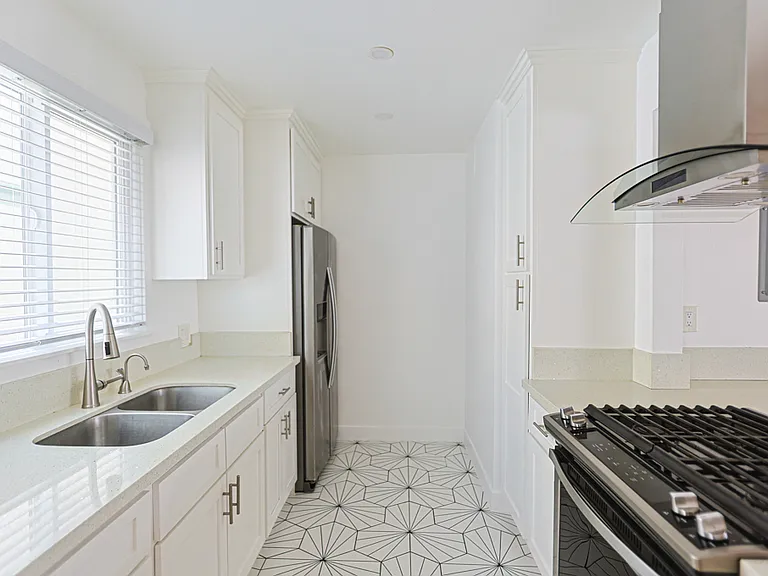 70 Roycroft Ave #B — Photo 9
