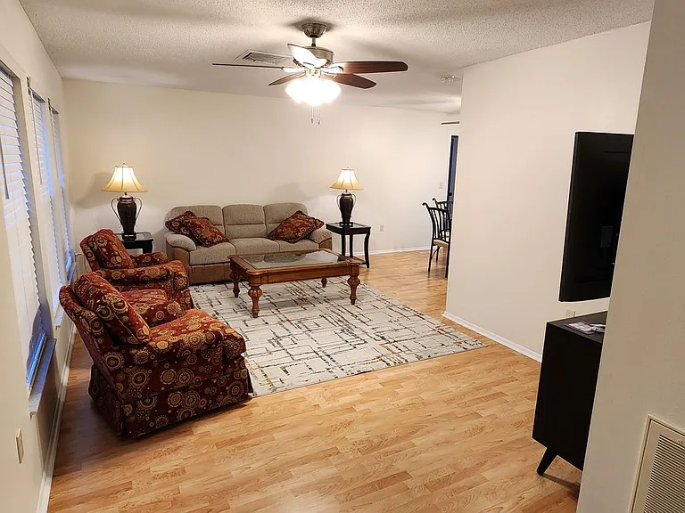 1526 Georgetowne Ln — Photo 5