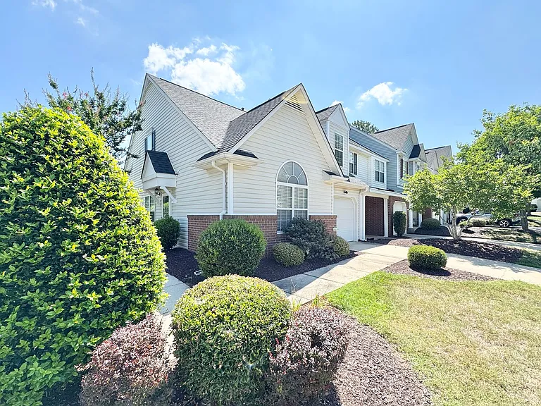 1 Cambridge Oak Cir — Photo 2