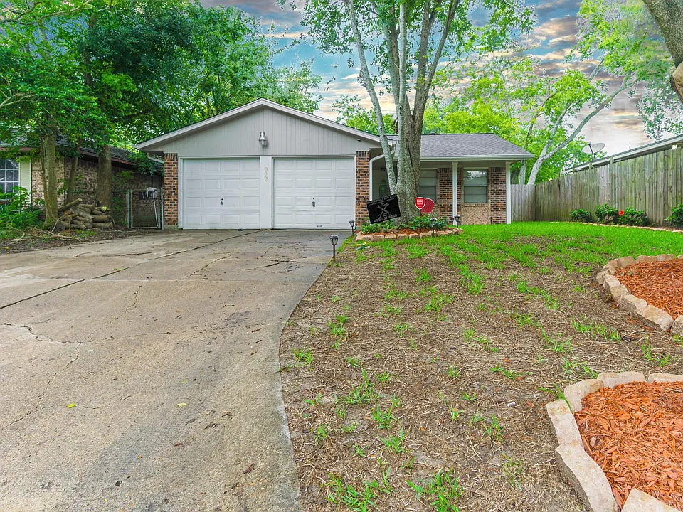 922 Bacliff Dr