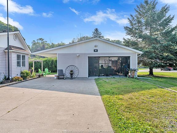3rd image of 290 Wawa Cres
