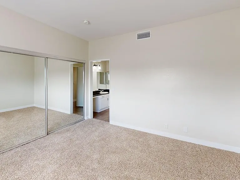 Citronia Luxe Towers Apartments — Photo 7