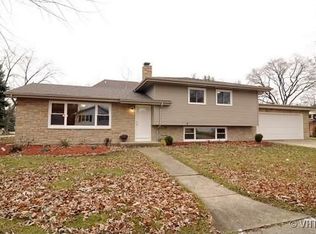 827 Tulip Ln, Naperville, IL 60540