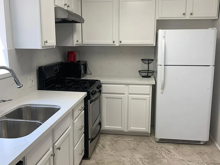 135 N Gale Dr #2 — Photo 30