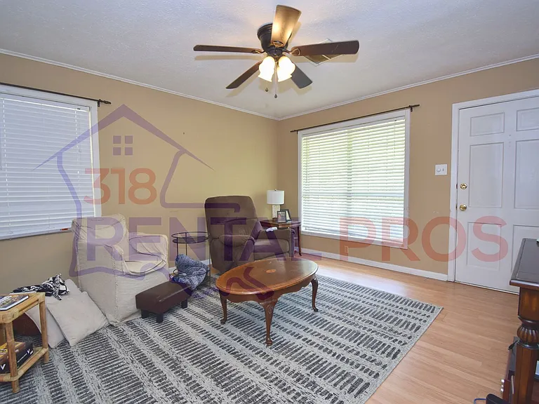 1201 Greenwood Dr — Photo 2