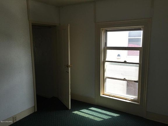 5th image of 118 Fellows Ave