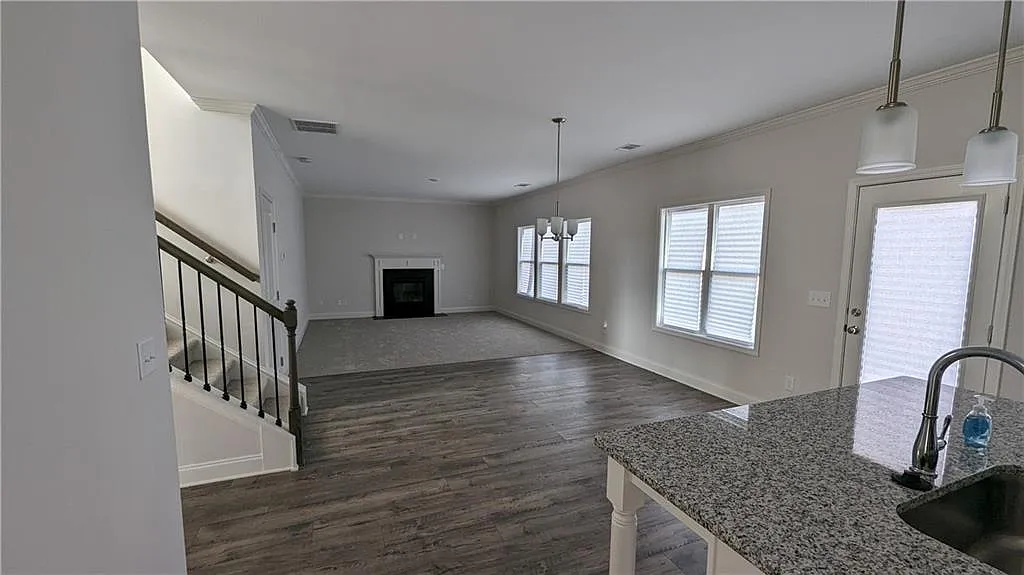 4 bed, 2.5 bath, 2274 sqft, $2,250 — Photo 4