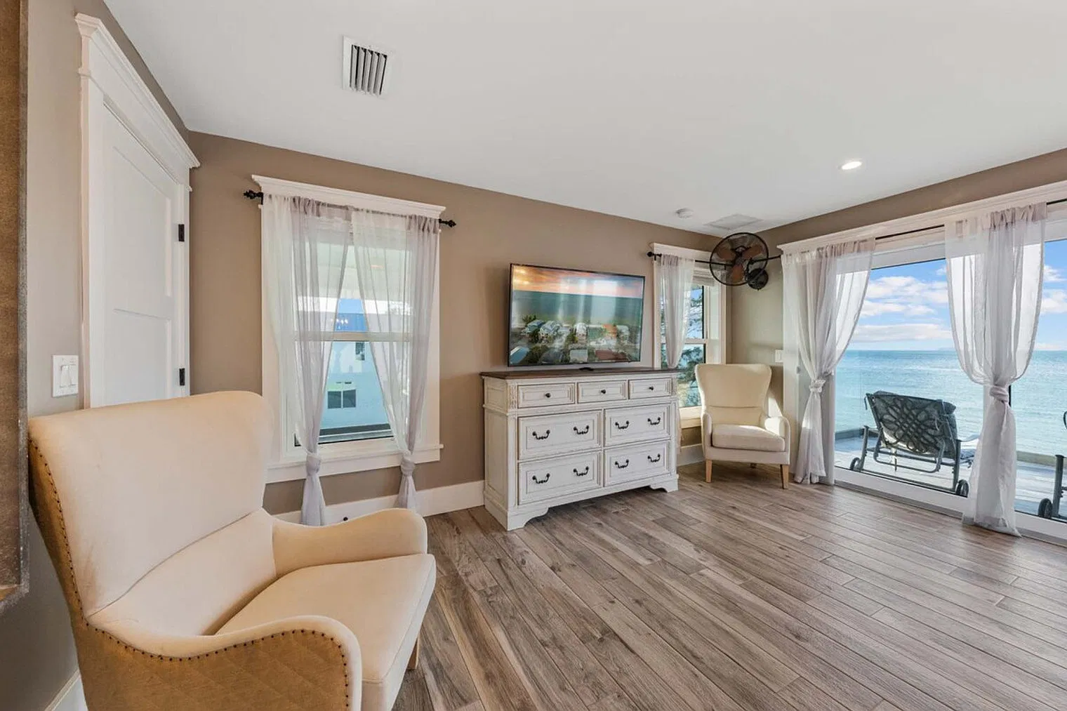 5 bed, 4.0 bath, 2992 sqft, $40,748 — Photo 2