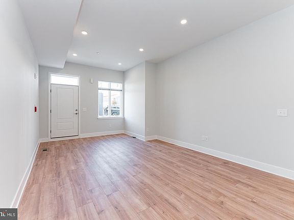 3rd image of 807 Corinthian Ave #1