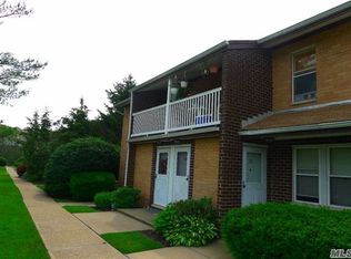 91 Artist Lake Dr, Middle Island, NY 11953