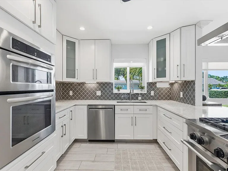 2210 NE 34th Ct — Photo 6