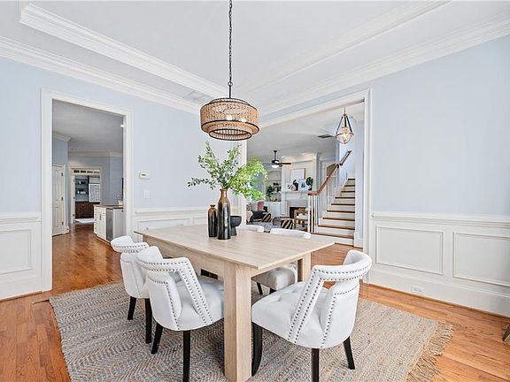 3rd image of 932 Manor Parc Dr