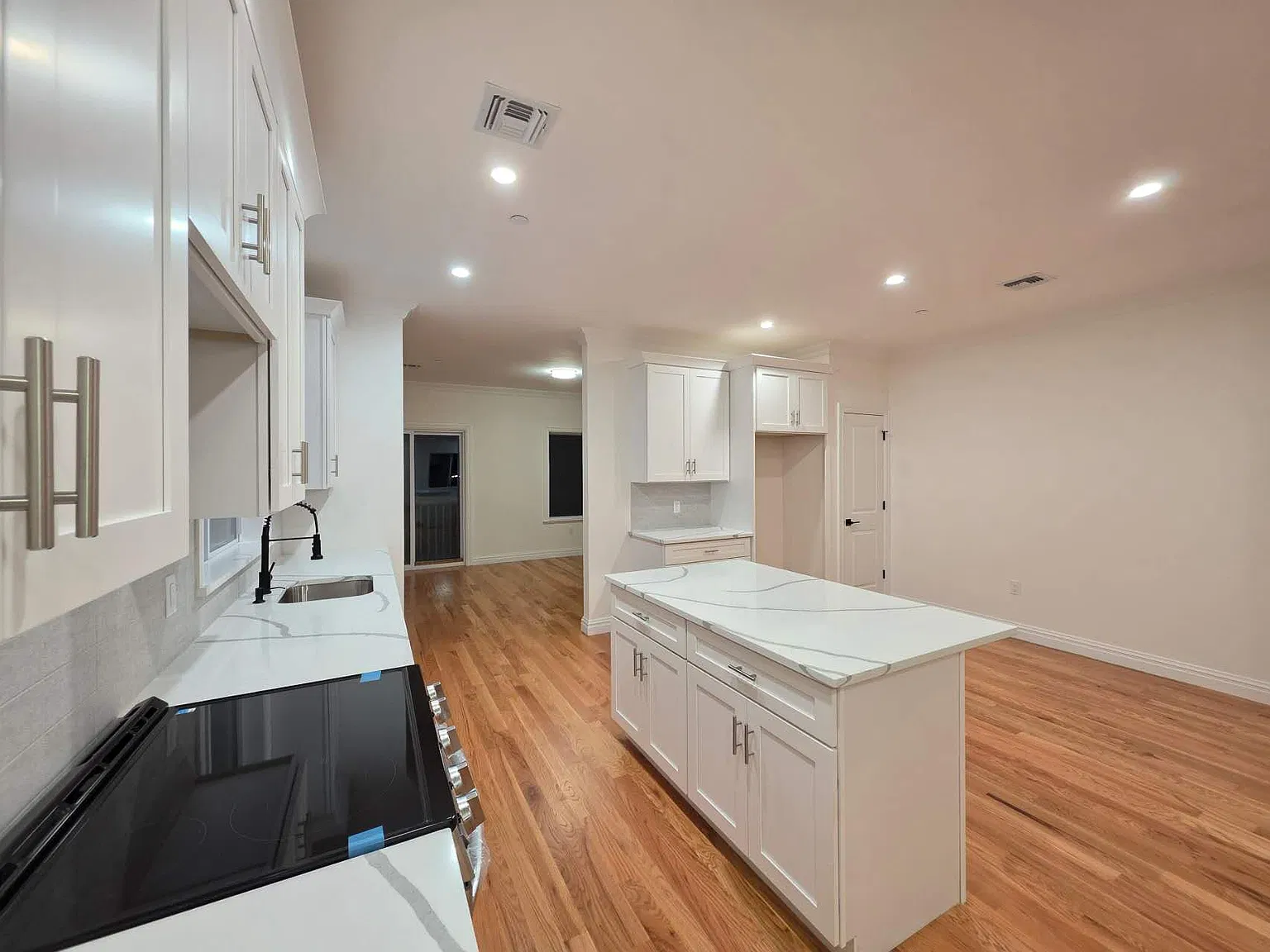 4 bed, 1900 sqft, $3,800 — Photo 2