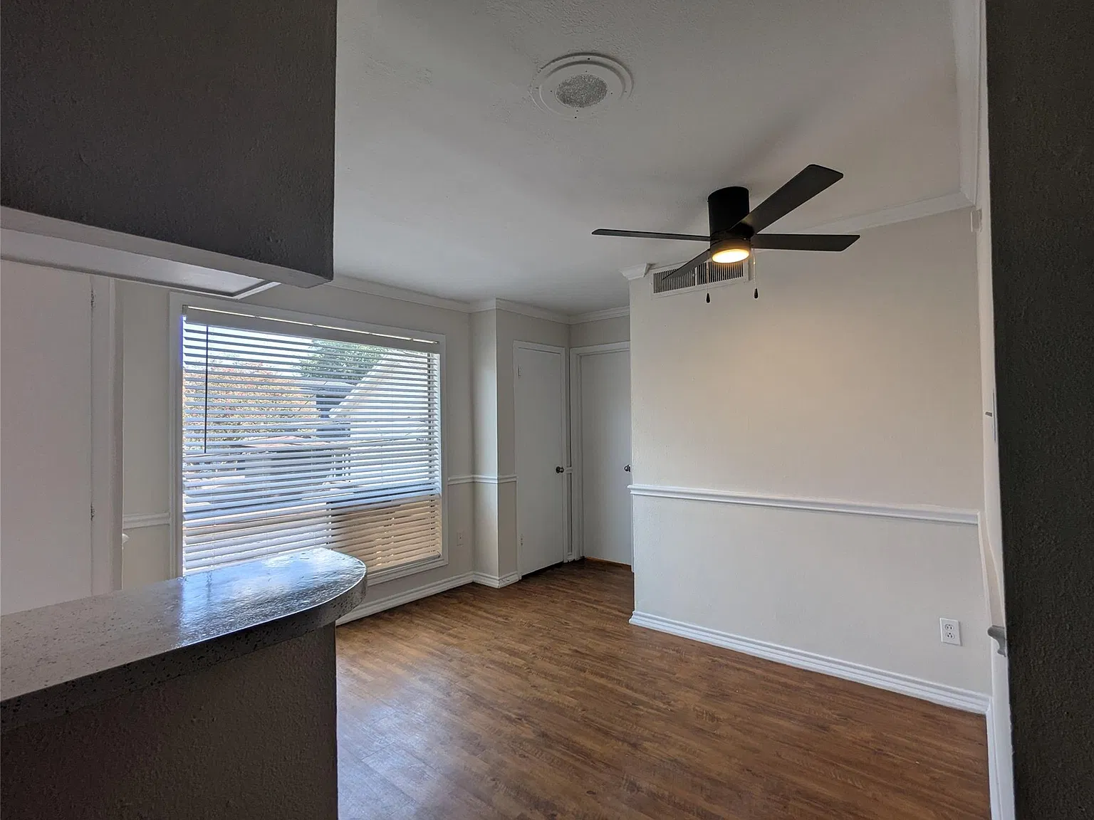 1 bed, 1.5 bath, 700 sqft, $1,195 — Photo 4