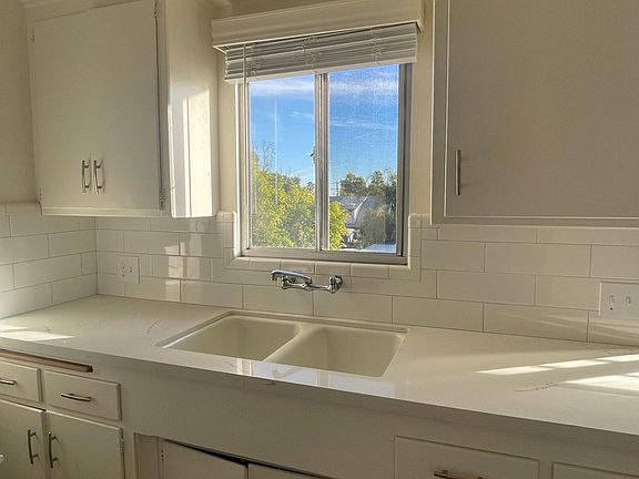 3rd image of 500 E Washington Blvd #16