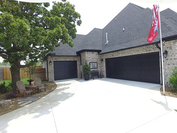 3rd image of 326 N Limestone Dr