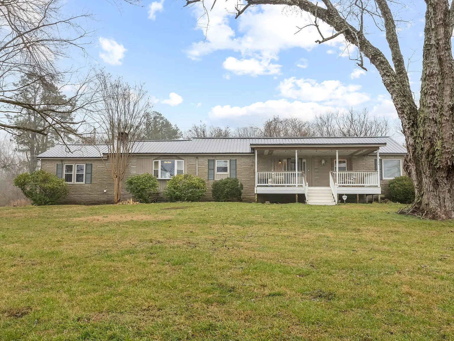 3 bed, 1.0 bath, 1550 sqft, $2,500 — Photo 3