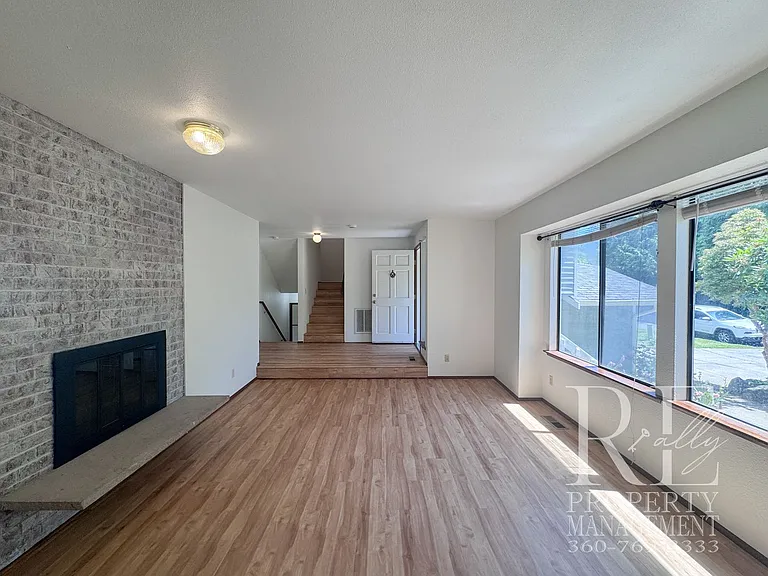 2228 NE Ridgewood Dr — Photo 4